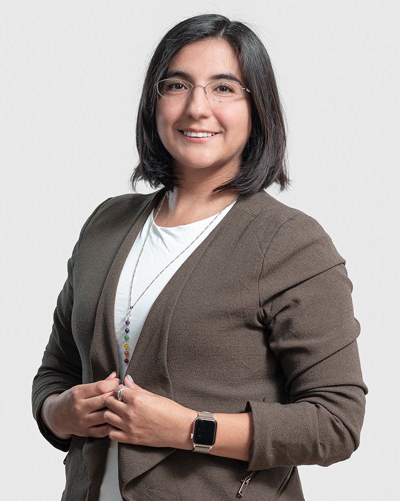 Isidora Morales Ralph, sonriendo, con los brazos cruzados
